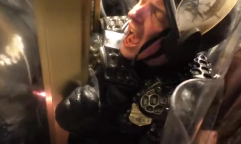 ΗΠΑ-Σοκαριστικό βίντεο: Αστυνομικός βγάζει αίμα από το στόμα καθώς ο "όχλος" στο Καπιτώλιο τον "λιώνει"